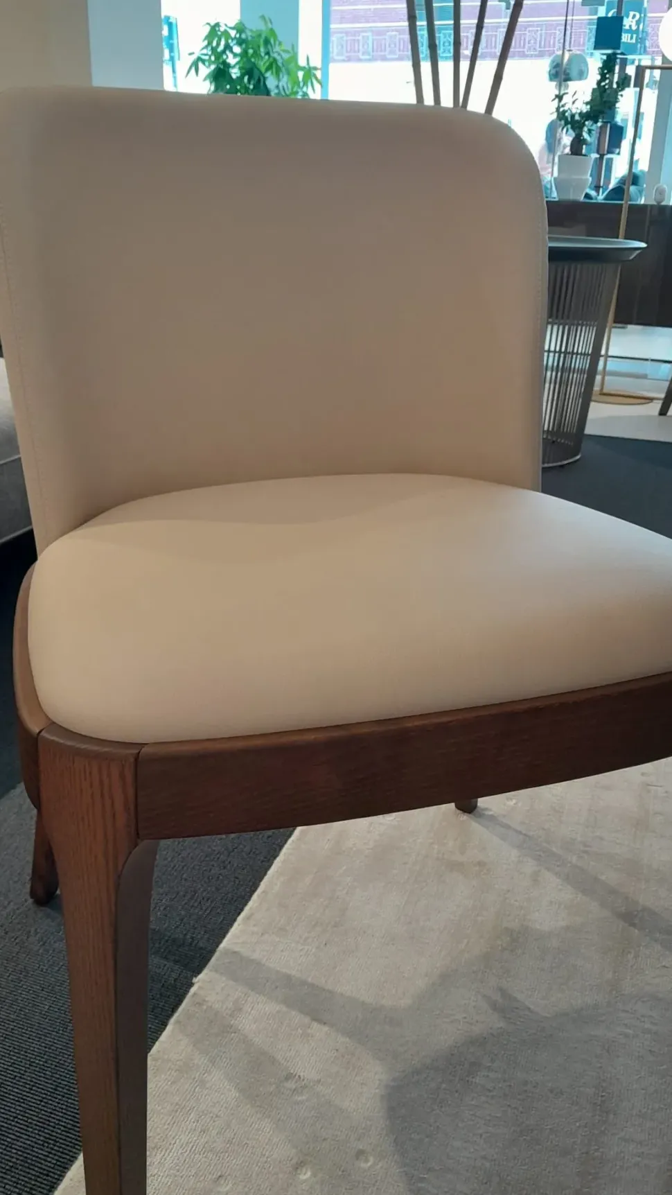 1. Design moderno. 2. Struttura robusta. 3. Prezzo Outlet. 4. Facile da pulire. 5. Comoda ed elegante.