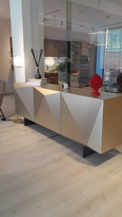 1. Design moderno ed elegante. 2. Realizzata in legno di qualità. 3. Facile da montare. 4. Prezzo Outlet. 5. Garanzia Cattelan.