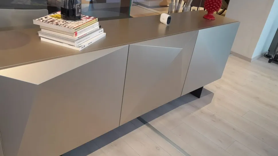 1. Design moderno ed elegante. 2. Realizzata in legno di qualità. 3. Facile da montare. 4. Prezzo Outlet. 5. Garanzia Cattelan.