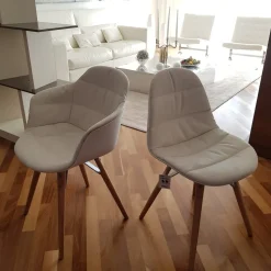 1. Design moderno ed elegante. 2. Rivestimento in tessuto resistente. 3. Struttura in legno di alta qualità. 4. Prezzo scontato. 5. Comoda e pratica.