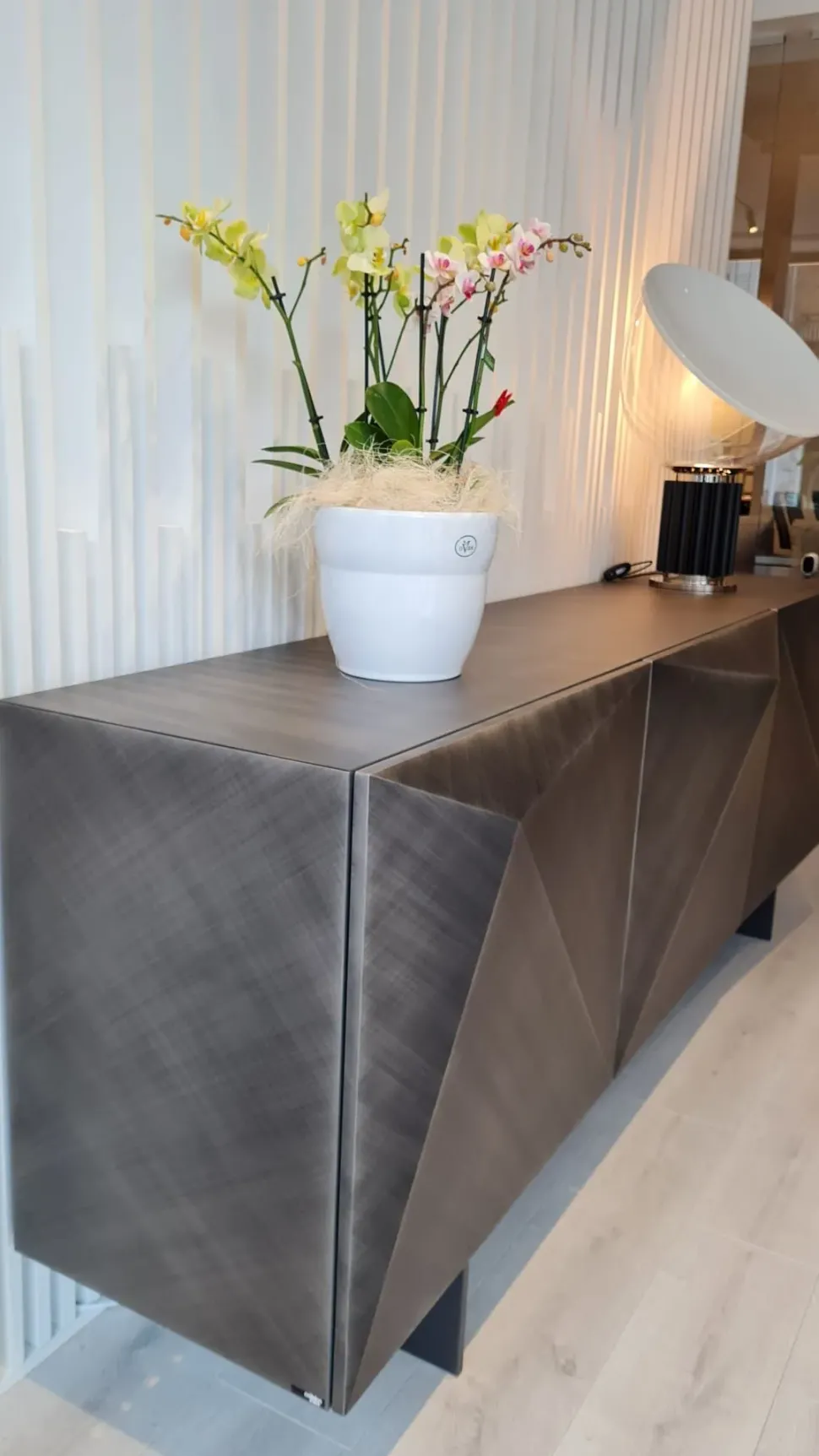 1. Design moderno ed elegante. 2. Prezzo outlet. 3. Realizzato da Cattelan Italia. 4. Facile da montare. 5. Ampia scelta di colori.