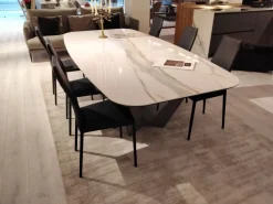 1. Design moderno ed elegante. 2. Basamento centrale in Keramik. 3. Tavolo sagomato per una maggiore praticità. 4. Prezzo scontato. 5. Lunghezza adatta a qualsiasi ambiente.