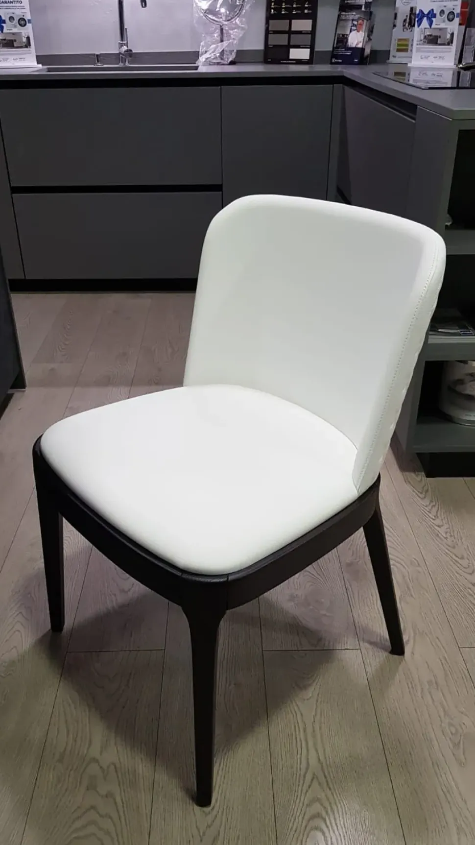 1. Design moderno ed elegante. 2. Prezzo scontato. 3. Comoda e resistente. 4. Facile da pulire. 5. Marca di qualità Cattelan.