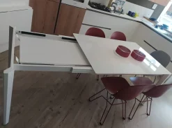 Connubia: Tavolo Pentagon in offerta outlet. Design unico ed elegante.