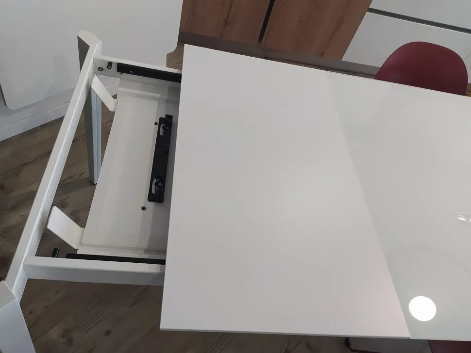 Connubia: Tavolo Pentagon in offerta outlet. Design unico ed elegante.