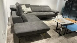 Divano Avery  di La casa moderna in stile moderno in Offerta Outlet