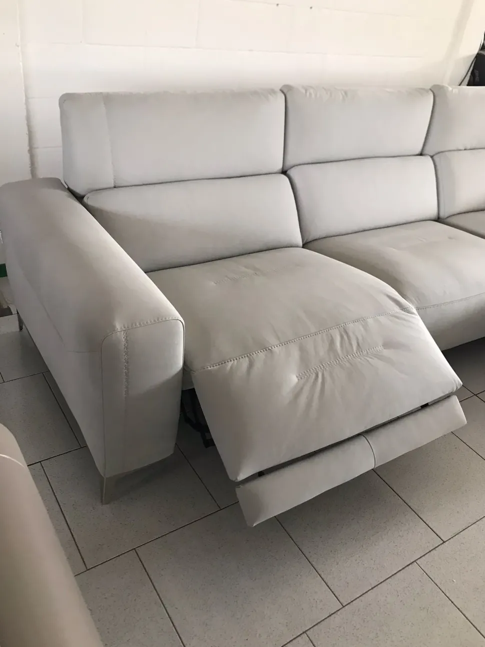 Divano con penisola in stile Design Con seduta allungabile con forte sconto