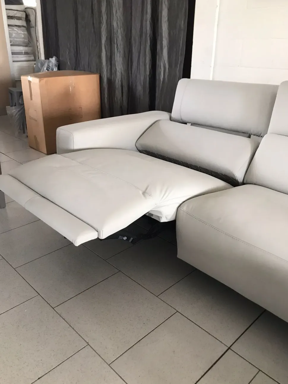 Divano con penisola in stile Design Con seduta allungabile con forte sconto