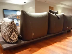 Divano con penisola Modello pralin pelle Calia ad un prezzo imperdibile