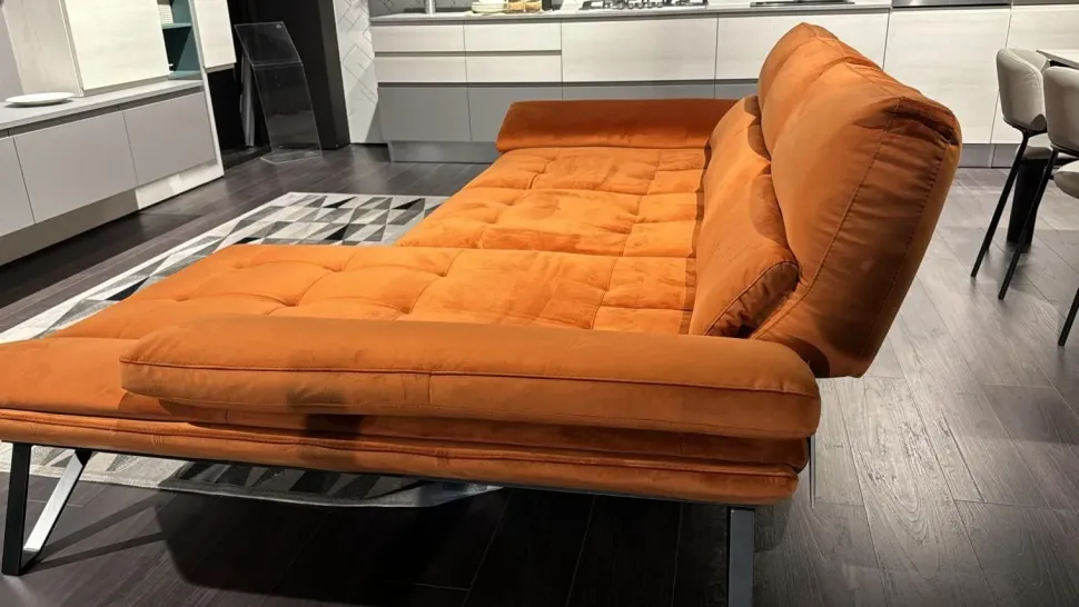 Divano con penisola modello Fly di Calia a prezzi convenienti