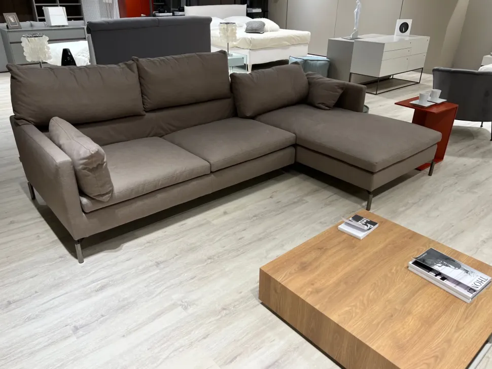 Divano con penisola tessuto in poliuretano Novamobili a prezzo Outlet