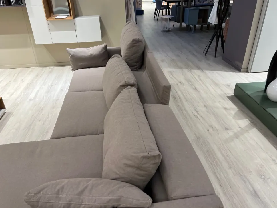 Divano con penisola tessuto in poliuretano Novamobili a prezzo Outlet