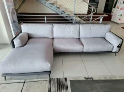 Divano con penisola tessuto in misto piuma  Ditre italia a prezzo Outlet