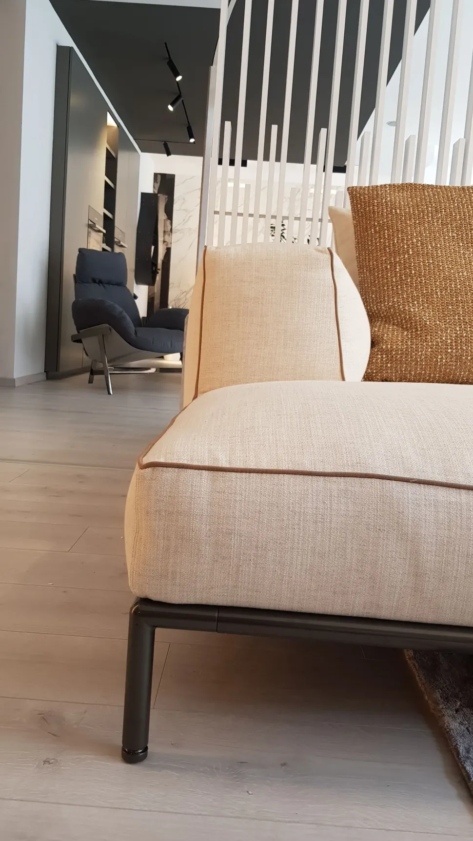 Divano da 5 posti modello Perry up di Flexform scontato