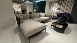 Divano da 4 posti modello Kubì di Novamobili scontato