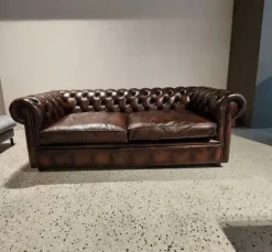 Divano in Pelle stile classico modello Divano chester in pelle anticata pronta consegna scontato - 45%