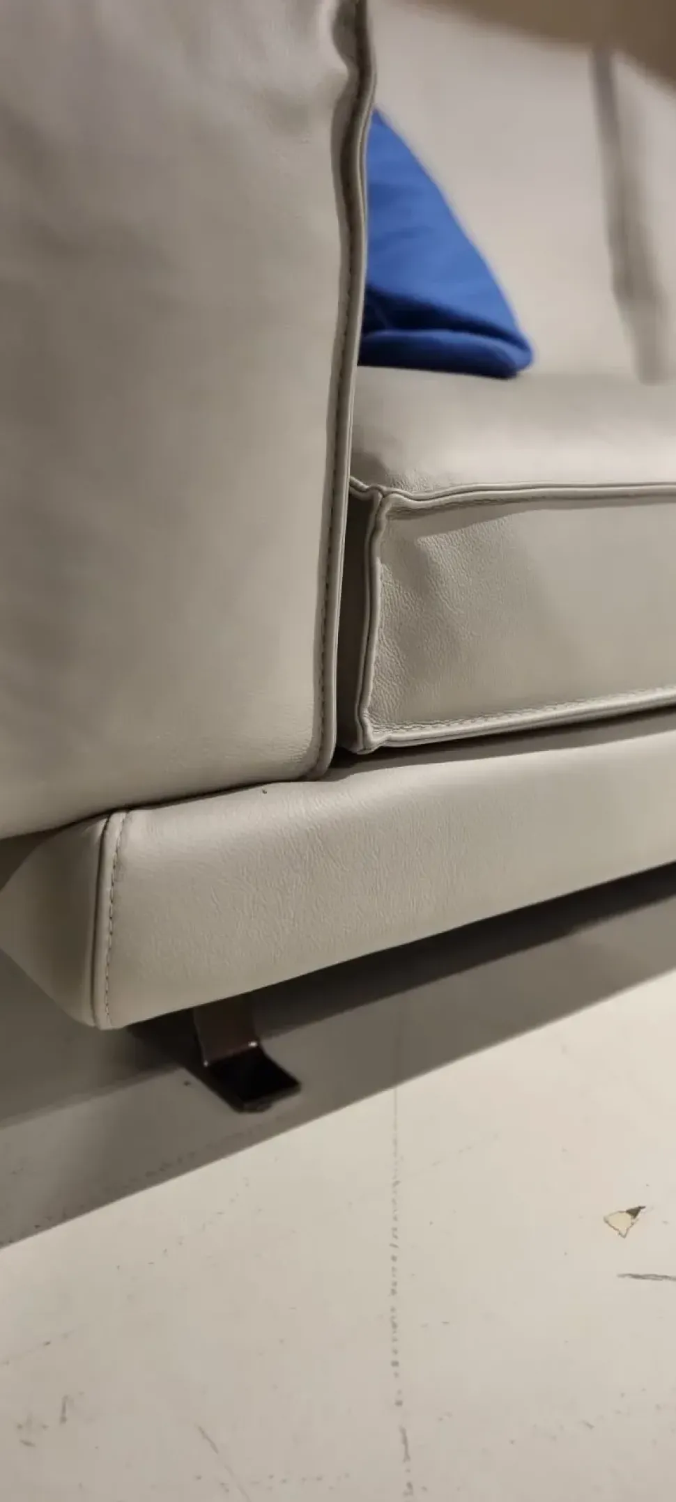 Divano in Pelle stile moderno modello Lungarno scontato - 31%