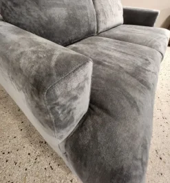 Divano in piuma pronta consegna tessuto firmato alessandro bini in Tessuto Md work a prezzo scontato