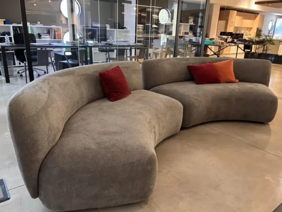 Divano Lineare Blossom di Novamobili a prezzo ribassato