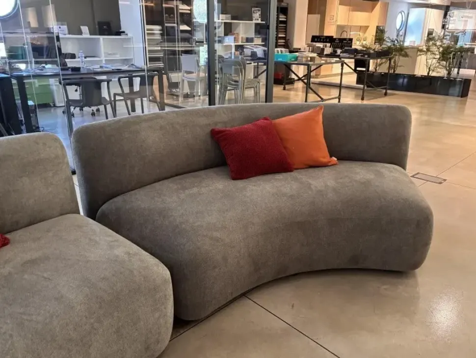 Divano Lineare Blossom di Novamobili a prezzo ribassato