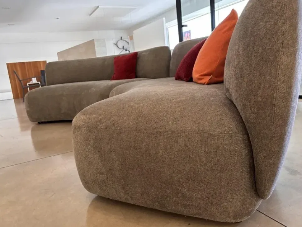 Divano Lineare Blossom di Novamobili a prezzo ribassato