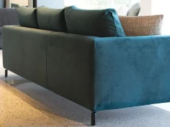 Divano Lineare modello Divano piuma velluto  di Md work in offerta