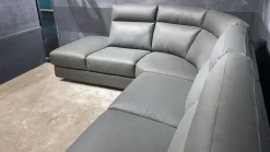 Divano moderno pelle Taylor di Calia con sconto del - 55%