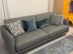 Divano moderno tessuto Bristol di Doimo salotti con sconto del - 40%