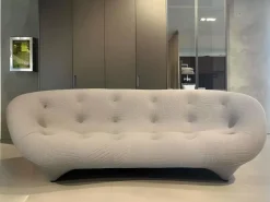 Divano Ploum tessuto in poliuretano  Ligne roset a prezzo Outlet