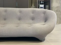 Divano Ploum tessuto in poliuretano  Ligne roset a prezzo Outlet