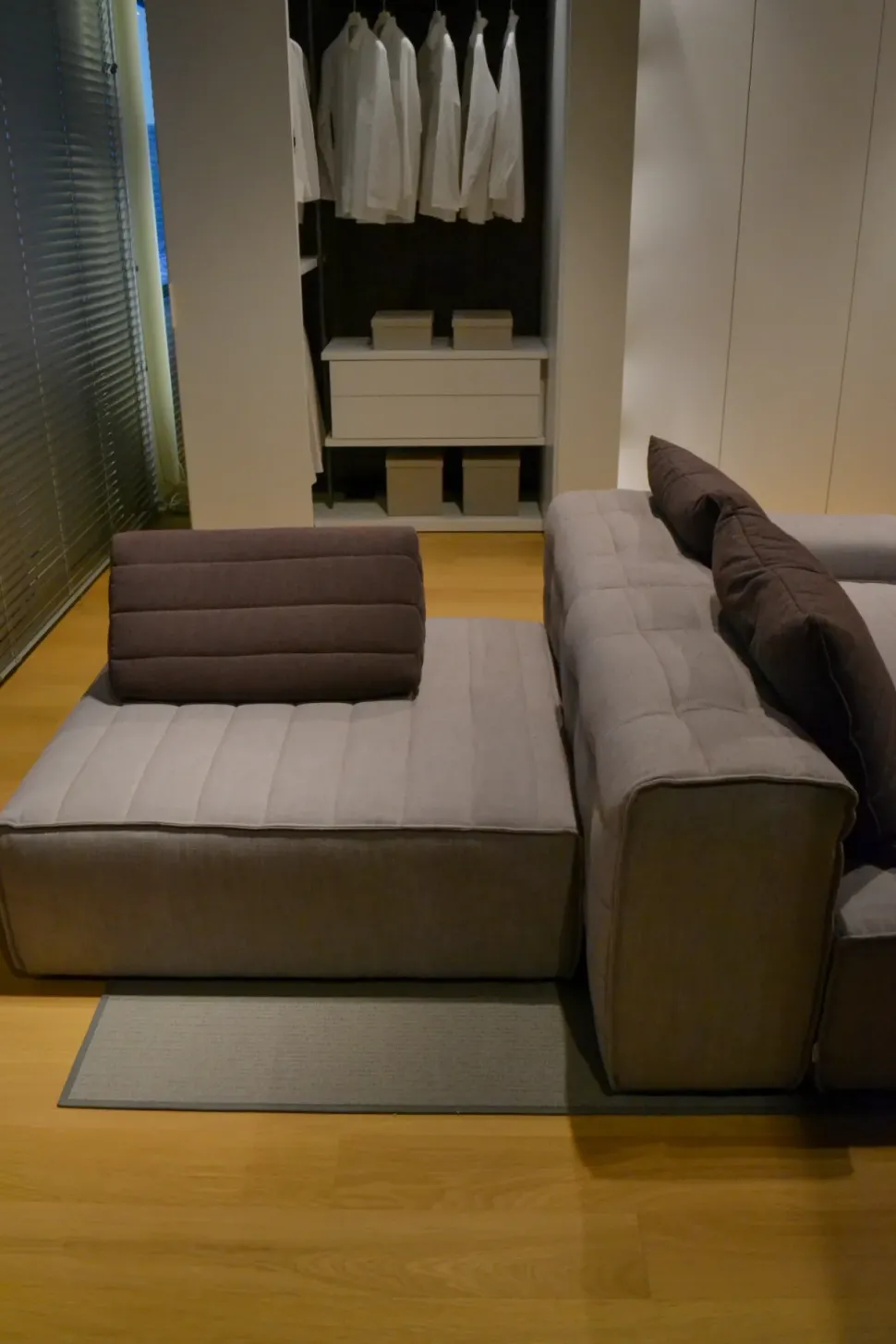 Divano Samet di Gervasoni in stile design a prezzo scontato