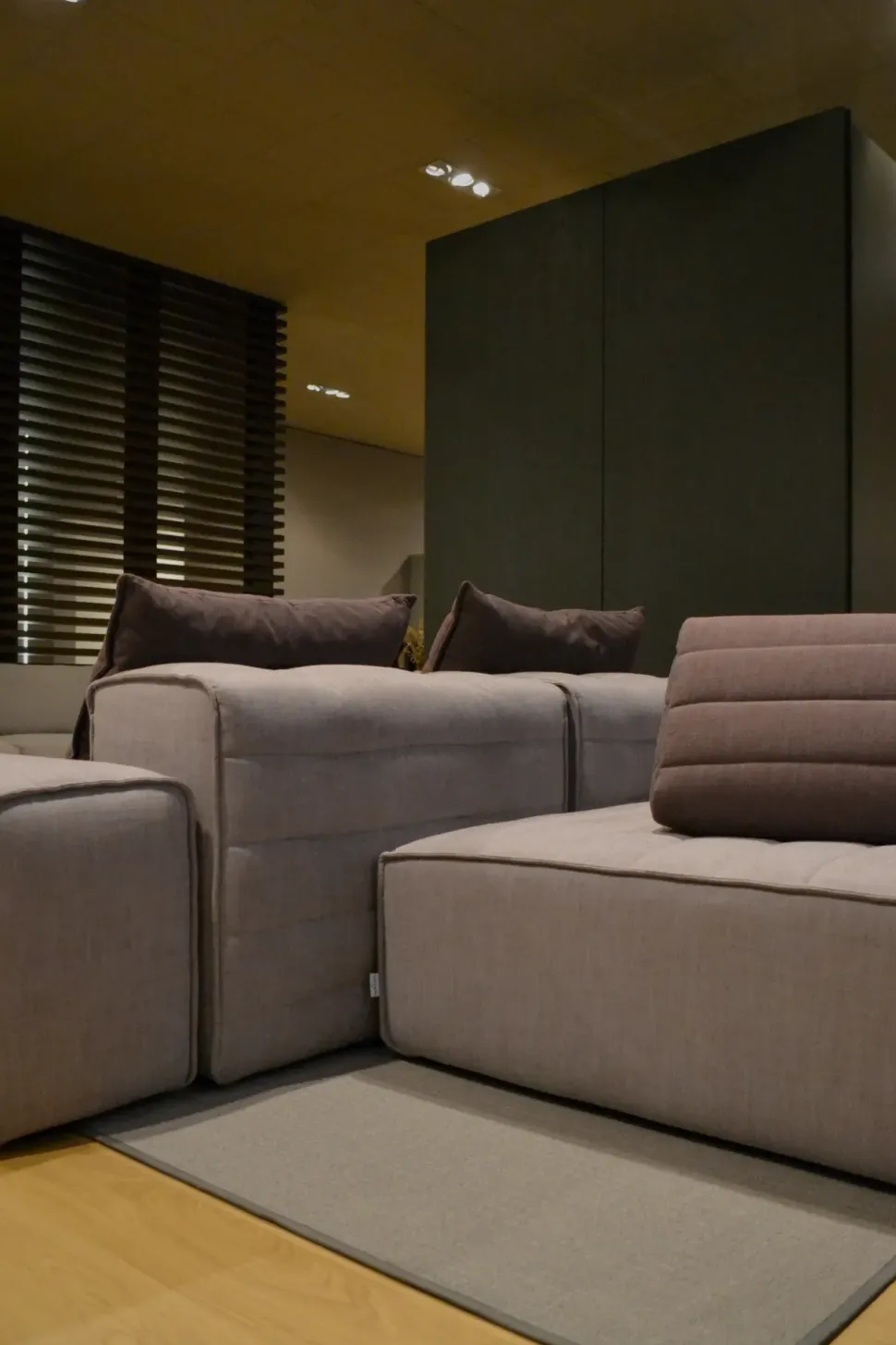 Divano Samet di Gervasoni in stile design a prezzo scontato