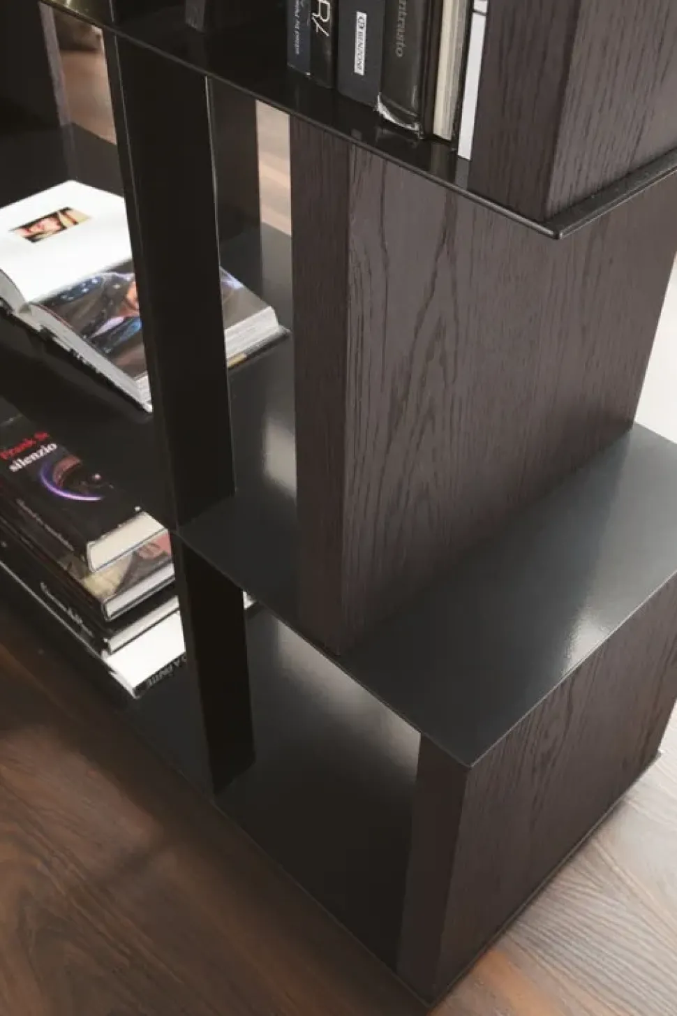 Libreria Manga in stile moderno di Ozzio in OFFERTA OUTLET affrettati