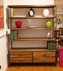 Libreria modello Libreria in legno massello  di Artigianale a prezzo Outlet