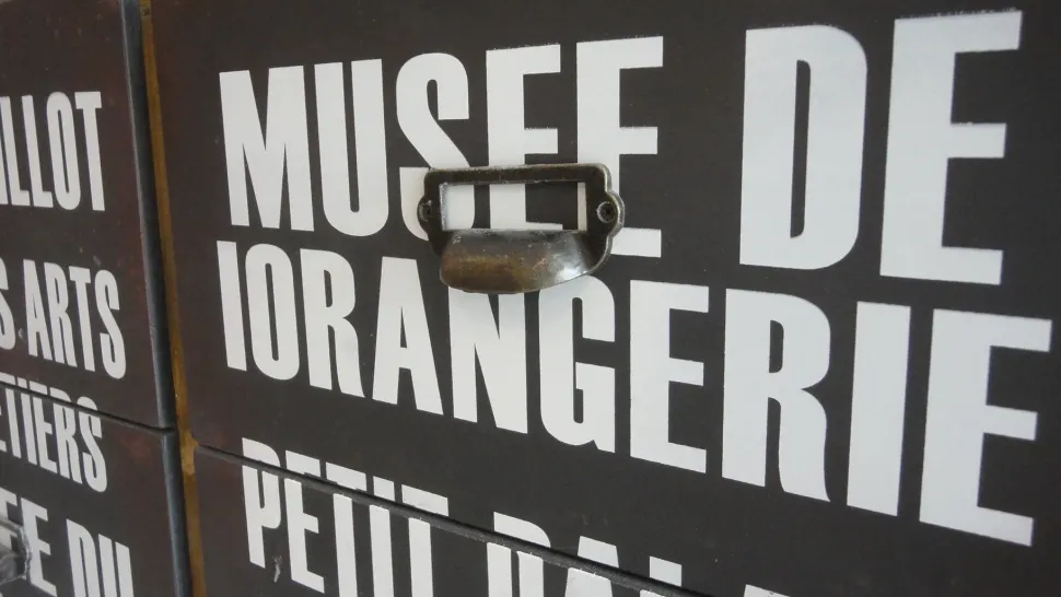 Madia a cassetti dipinta con scritte scontata del -60%