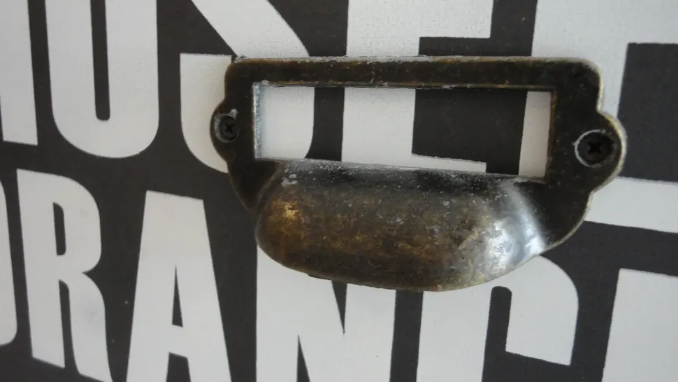 Madia a cassetti dipinta con scritte scontata del -60%