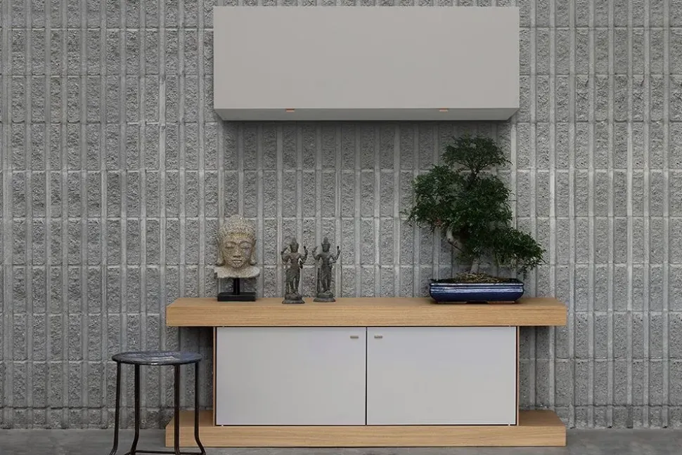 Madia di Forme’s in legno F2/form line 401 con pensili a prezzo riservato