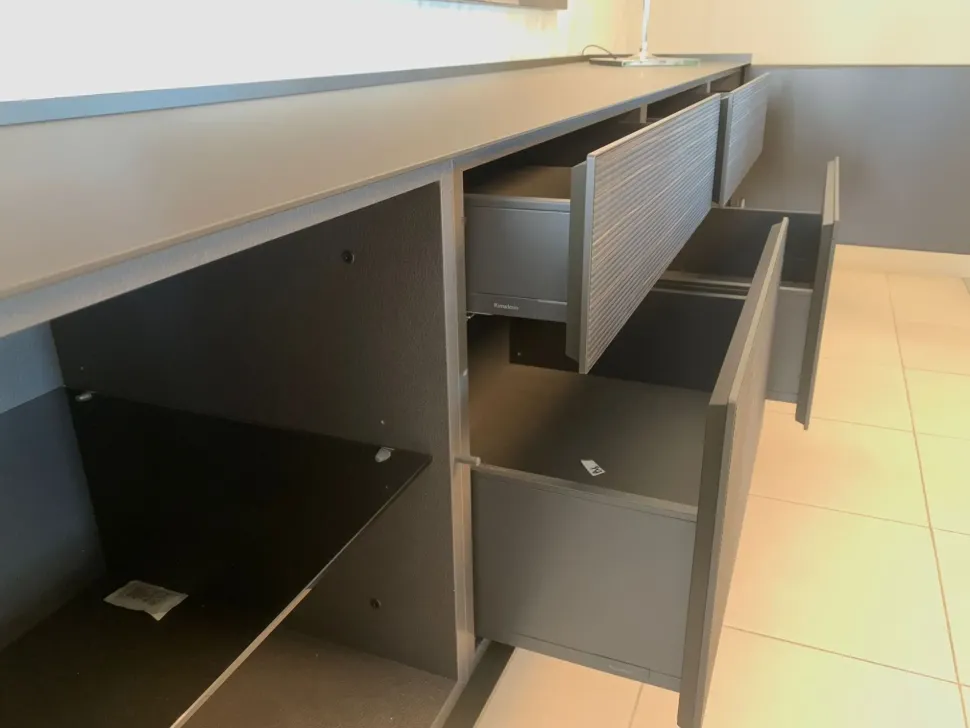 Madia di Rimadesio in laccato opaco Self bold a prezzo riservato