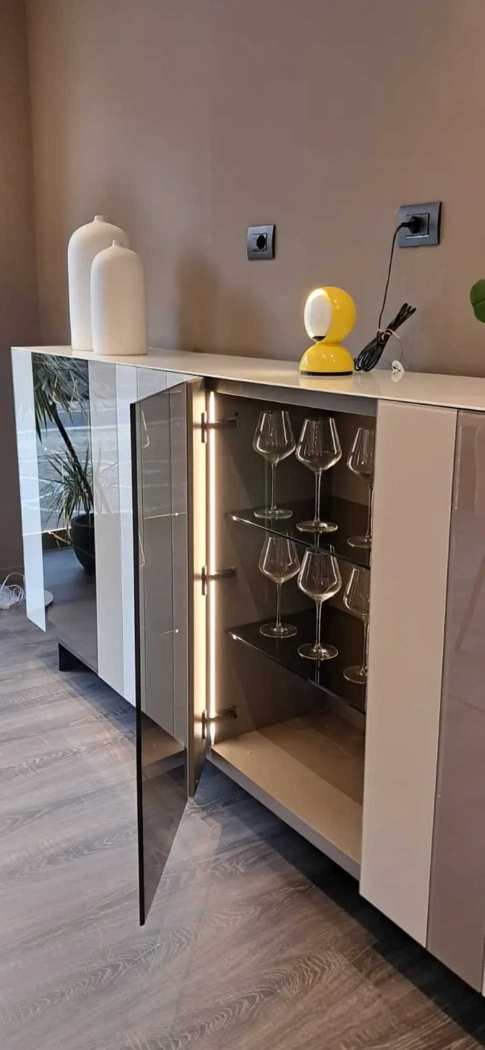 Madia in stile moderno Madia now di Lago a prezzo scontato