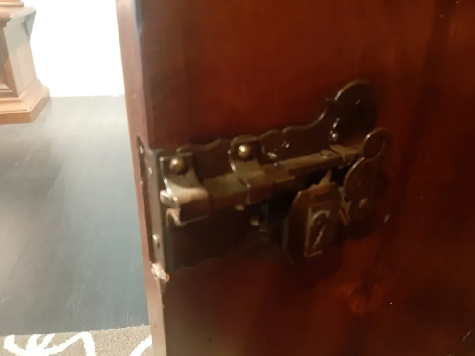 Madia modello Credenza in noce massello di Arte brotto a PREZZI OUTLET