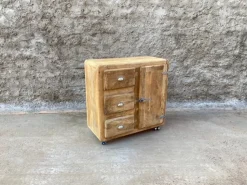 Madia modello Madia  vecchia ghiacciaia 1 anta 3 cassetti con ruote di Outlet etnico a prezzo scontato