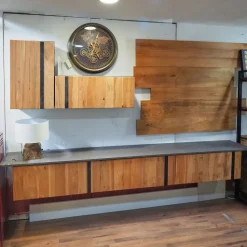 Mobile soggiorno modello Parete soggiorno con ante e boiserie in legno in styke industrial   di Outlet etnico a PREZZI OUTLET