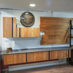 Mobile soggiorno modello Parete soggiorno con ante e boiserie in legno in styke industrial   di Outlet etnico a PREZZI OUTLET