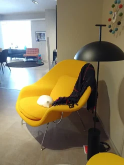 Poltrona con seduta fissa Womb Knoll a prezzo scontato