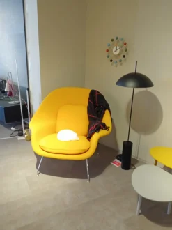 Poltrona con seduta fissa Womb Knoll a prezzo scontato