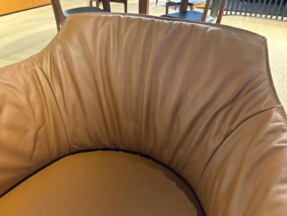 Poltrona con seduta fissa Archibald Poltrona frau in Offerta Outlet approfittane ora!