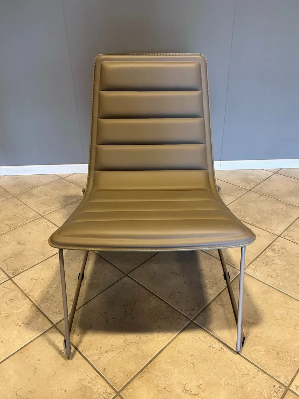 Poltroncina Lovely Colico in Pelle, ideale per l'architetto. Prezzo Outlet.