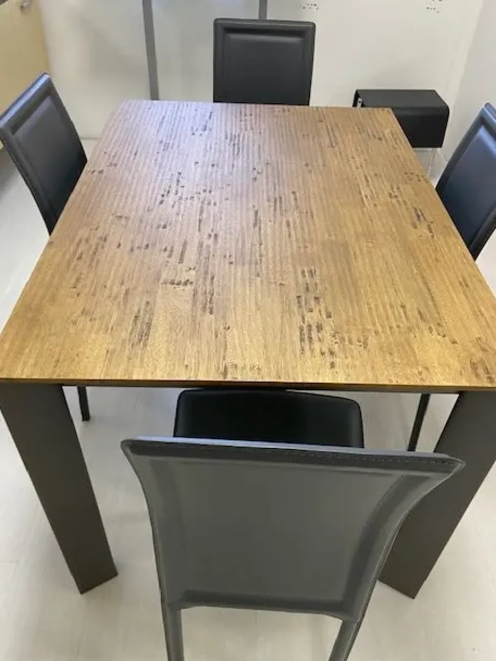 Scopri il Tavolo Sharp Fgf Mobili in OFFERTA OUTLET con -41%! Acquista ora!