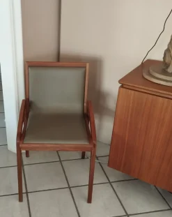 Sedia Arte brotto con struttura in noce seduta e schienale in pelle colore fango Arte brotto SCONTATA a PREZZI OUTLET