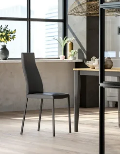 Sedia Beauty da soggiorno realizzata in ecopelle scontata del 25%